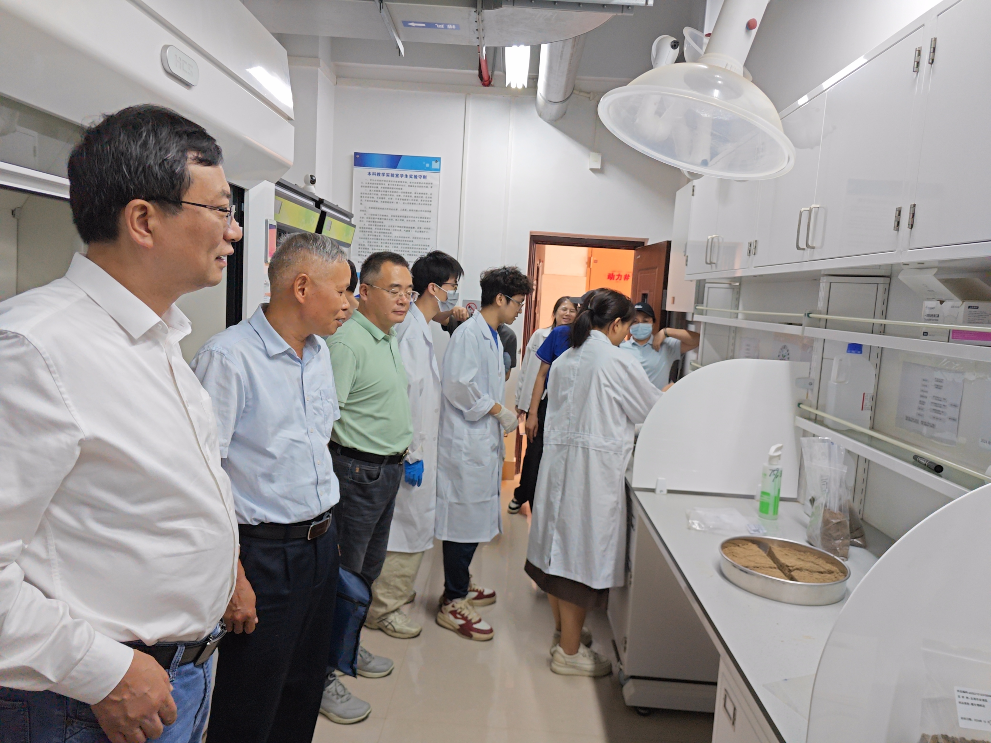 国家专家到广西大学调研生物调查样品制备.jpg