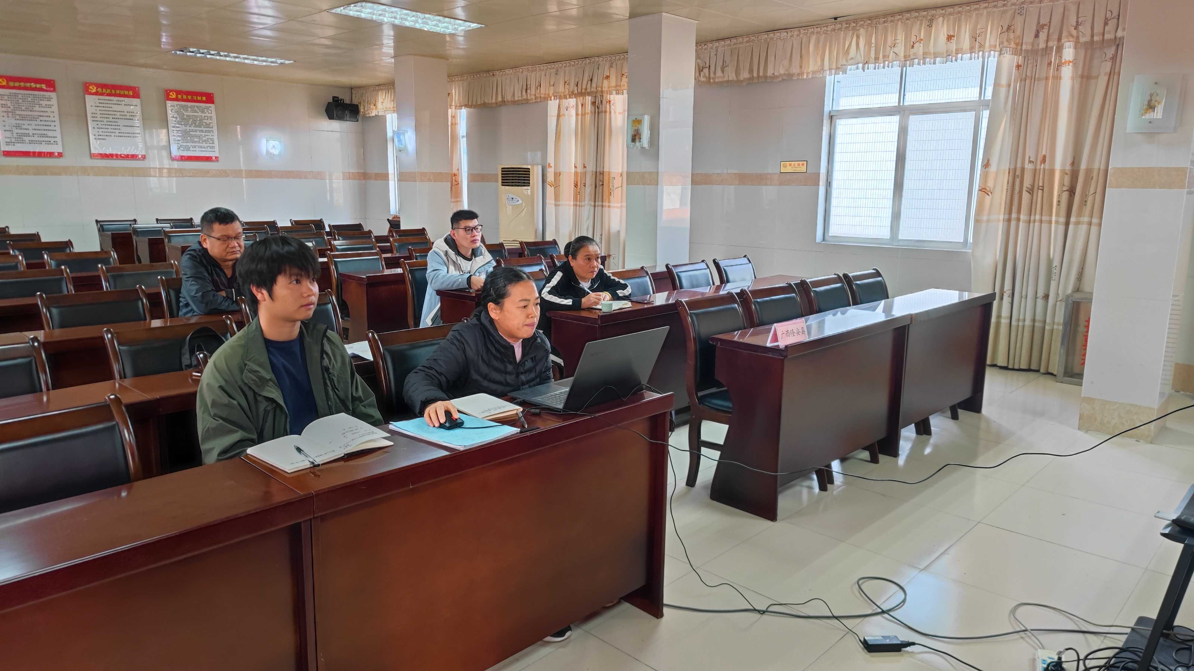 图2:卢菊荣高级农艺师代表广西进行汇报交流发言.jpg